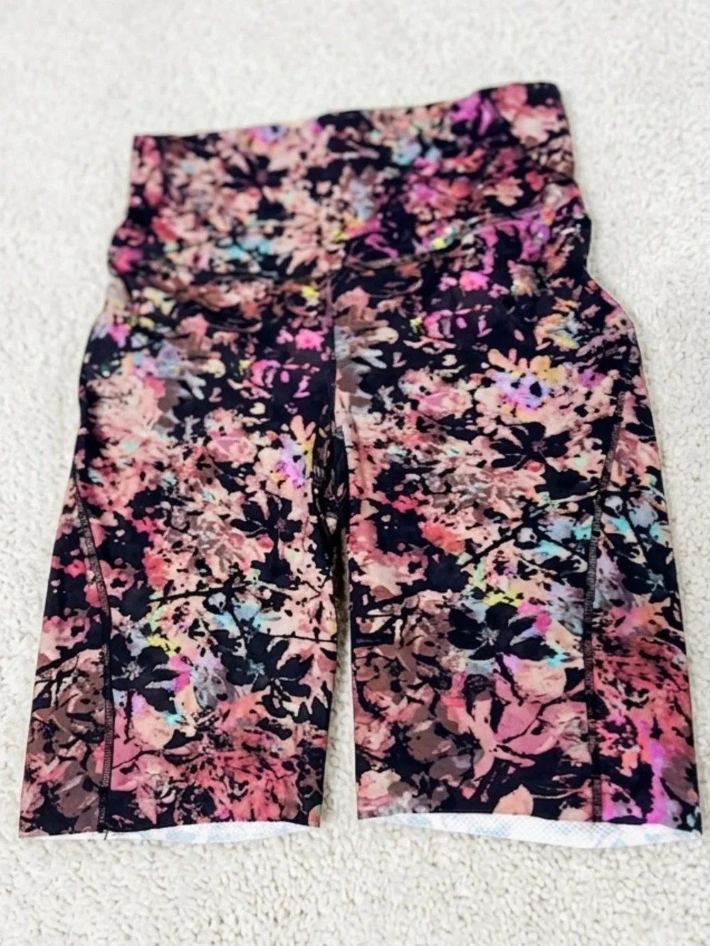 Lululemon Athleta base pace stencil blossom red multi High-Rise  shorts size 4